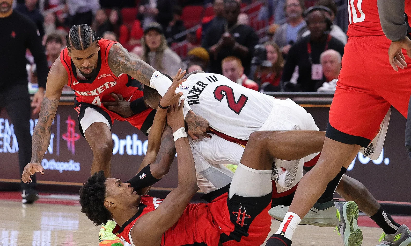 球员状态神勇，对抗局势紧张刺激