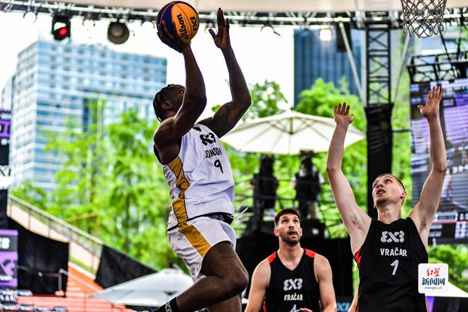 球队在全球篮球赛上战胜强大对手赢得冠军 球队在全球篮球赛上战胜强大对手赢得冠军