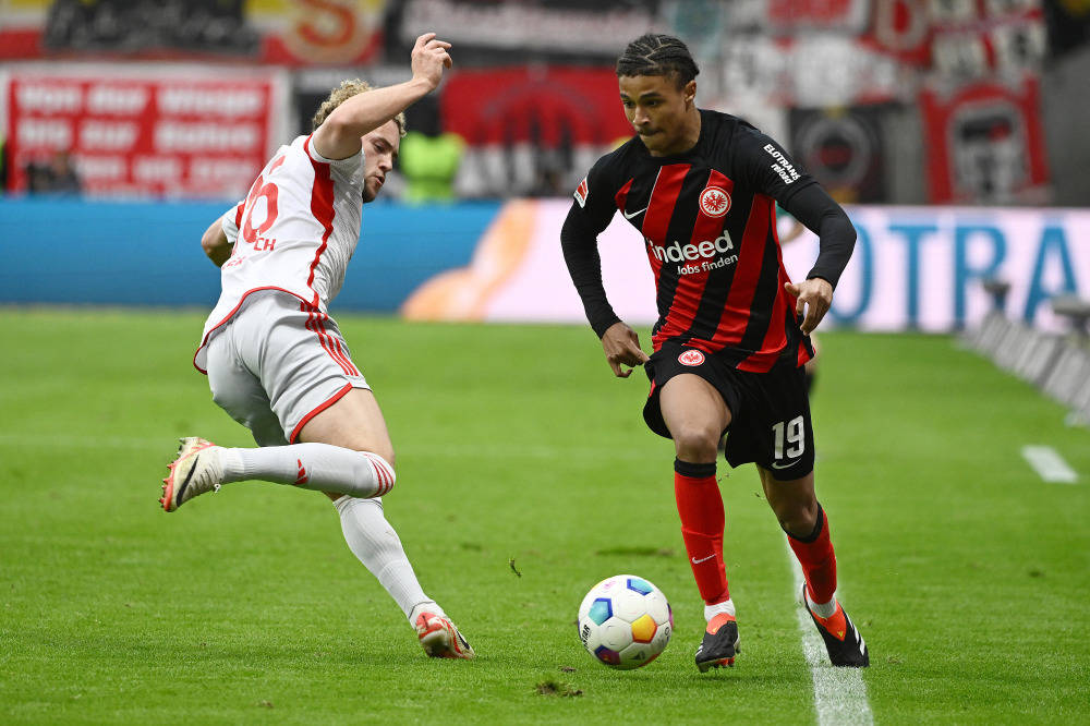 九游体育官网入口-法兰克福队惊险胜出争夺前排