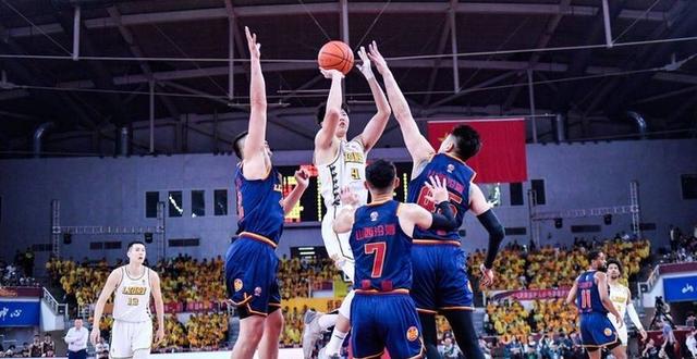 九游体育亚洲官网-激烈对抗中，球员们尽展绝技