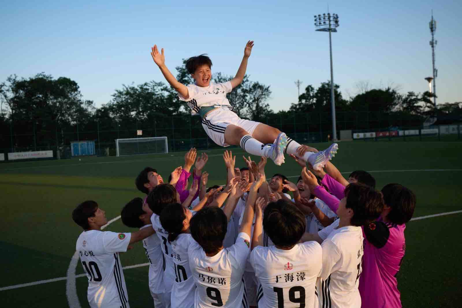 九游体育官方登录入口-壮观场面！国际女足联赛总冠军产生