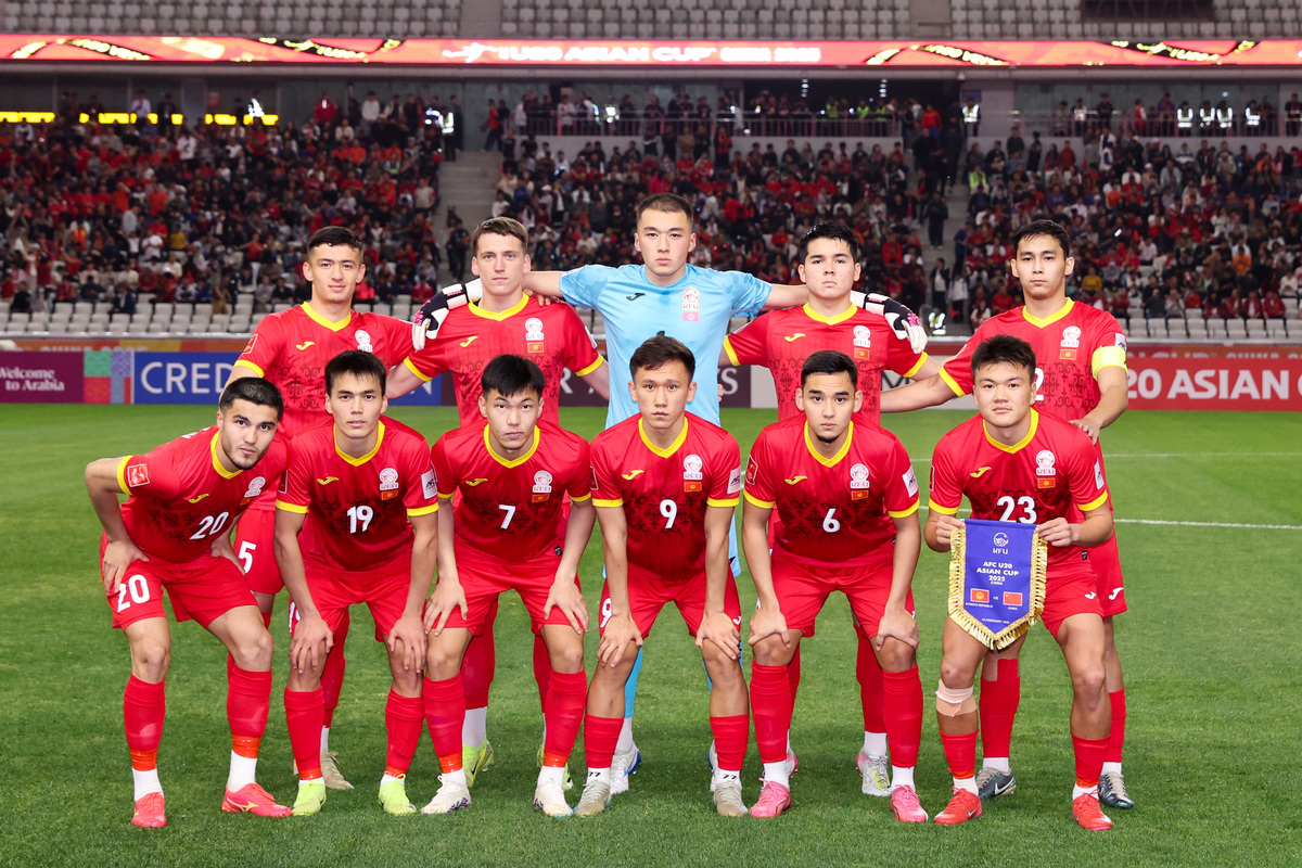 足球赛事激烈角逐，强队逐鹿争冠