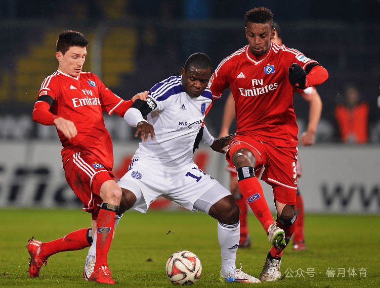 拜仁慕尼黑后防线犹如铜墙铁壁，助球队稳坐德甲榜首的简单介绍