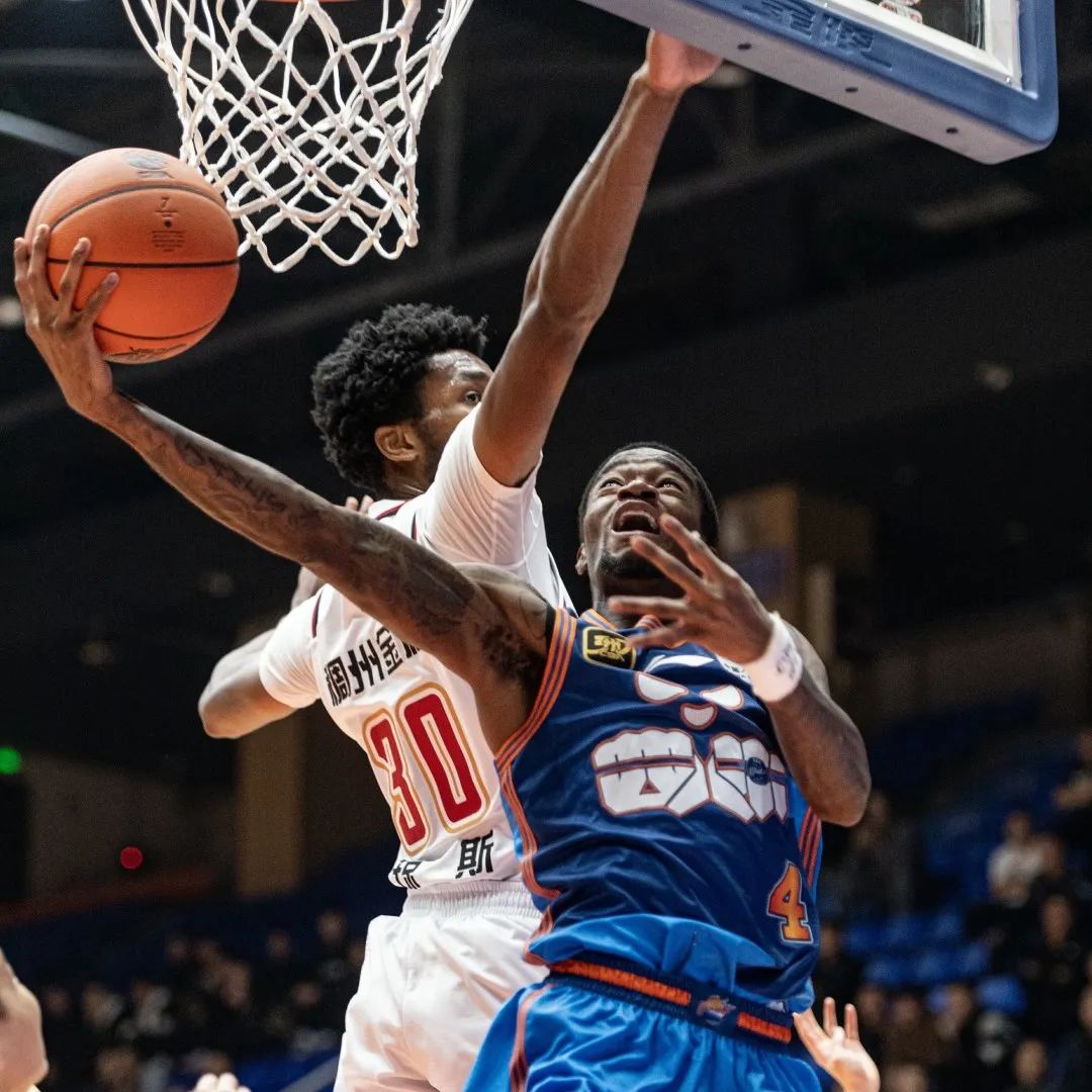 浙江男篮在主场比赛中稳操胜券，取得胜利的简单介绍