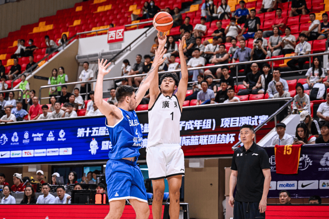 九游体育官网入口-国际篮球赛场激战连连，各队争夺胜利的简单介绍